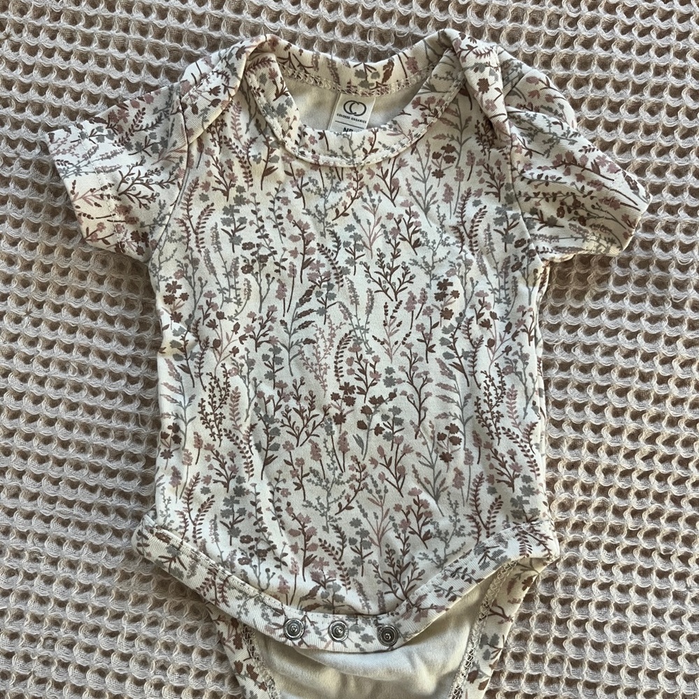 Colored Organics onesie N floral print